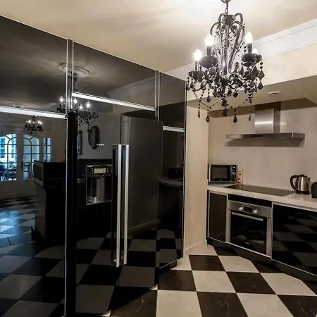 Charming Townhouse Just Off Orange Sq - 4 Bedrooms *