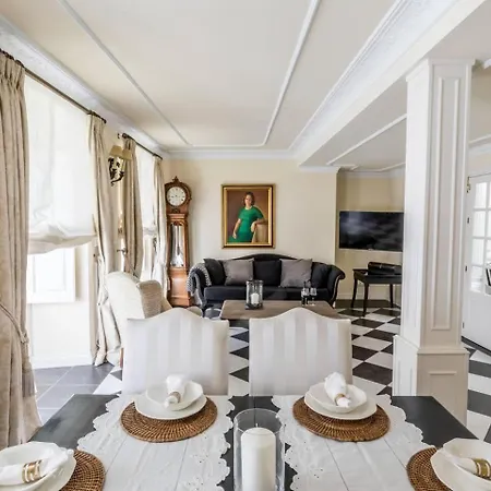 Charming Townhouse Just Off Orange Sq - 4 Bedrooms