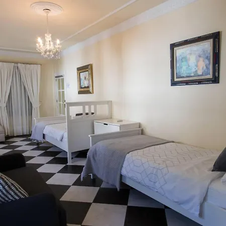 Holiday home Charming Townhouse Just Off Orange Sq - 4 Bedrooms *