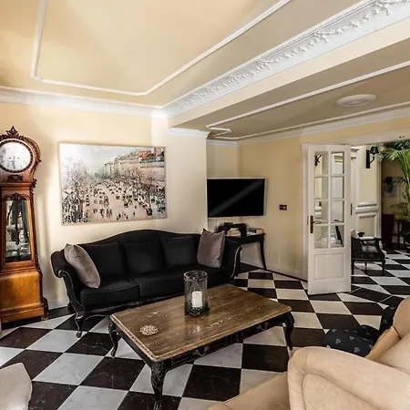 Charming Townhouse Just Off Orange Sq - 4 Bedrooms