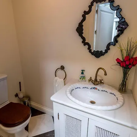 Charming Townhouse Just Off Orange Sq - 4 Bedrooms